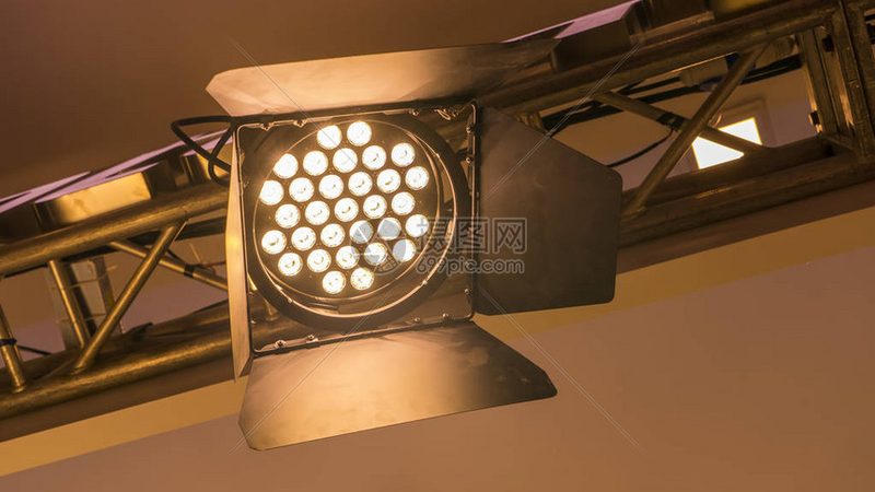 户外LED防水照明灯具：材质分类解析**